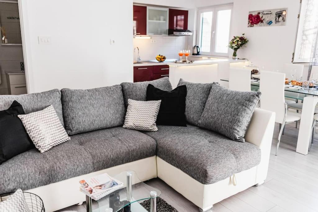 Holiday Home Marina-Renovated House In City Center Rogoznica  Eksteriør bilde
