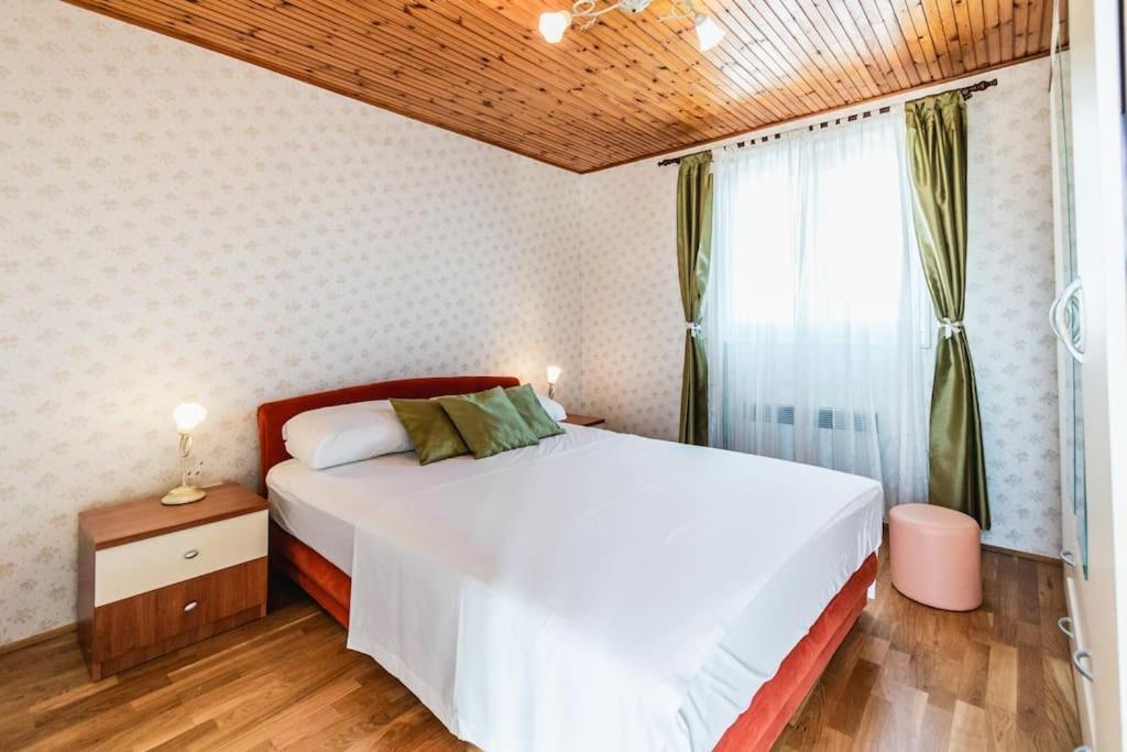 Holiday Home Marina-Renovated House In City Center Rogoznica  Eksteriør bilde
